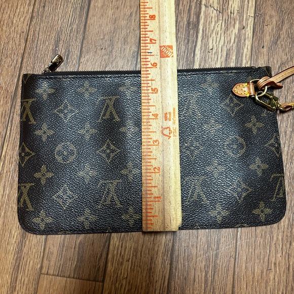 LOUIS VUITTON - Picture 7 of 8